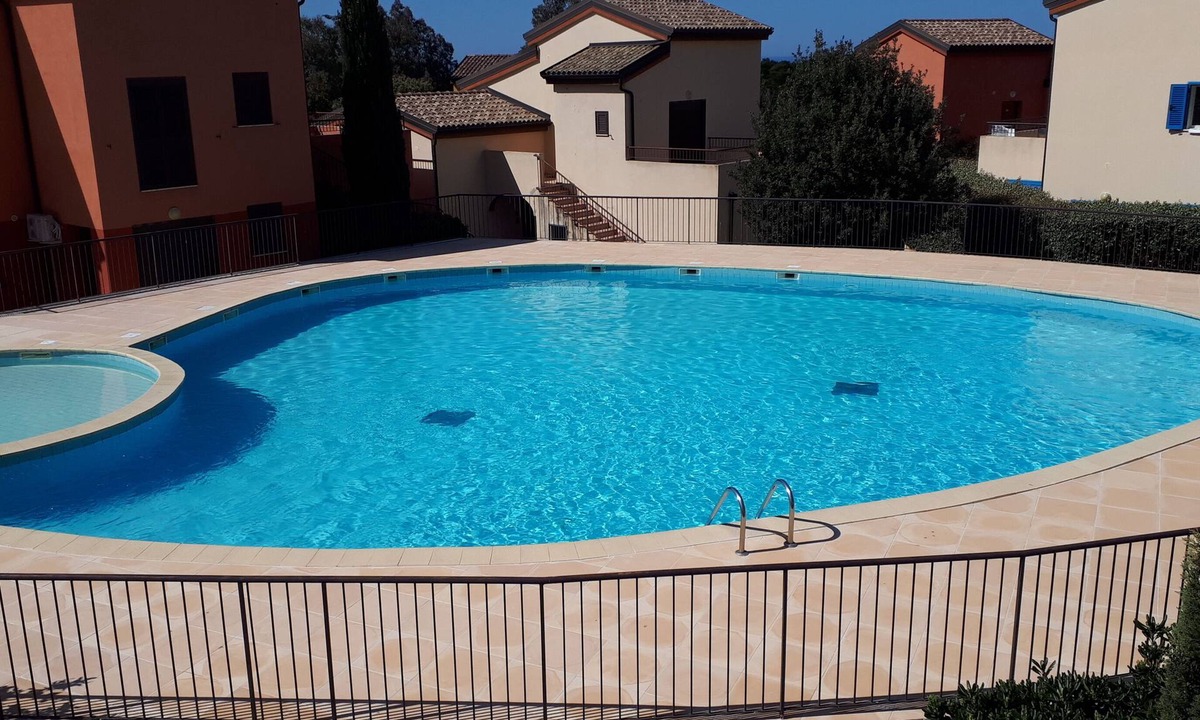 Lozari Apartment | T3 duplex 10 minutes from the beach. Clim/pool. Shops nearby.