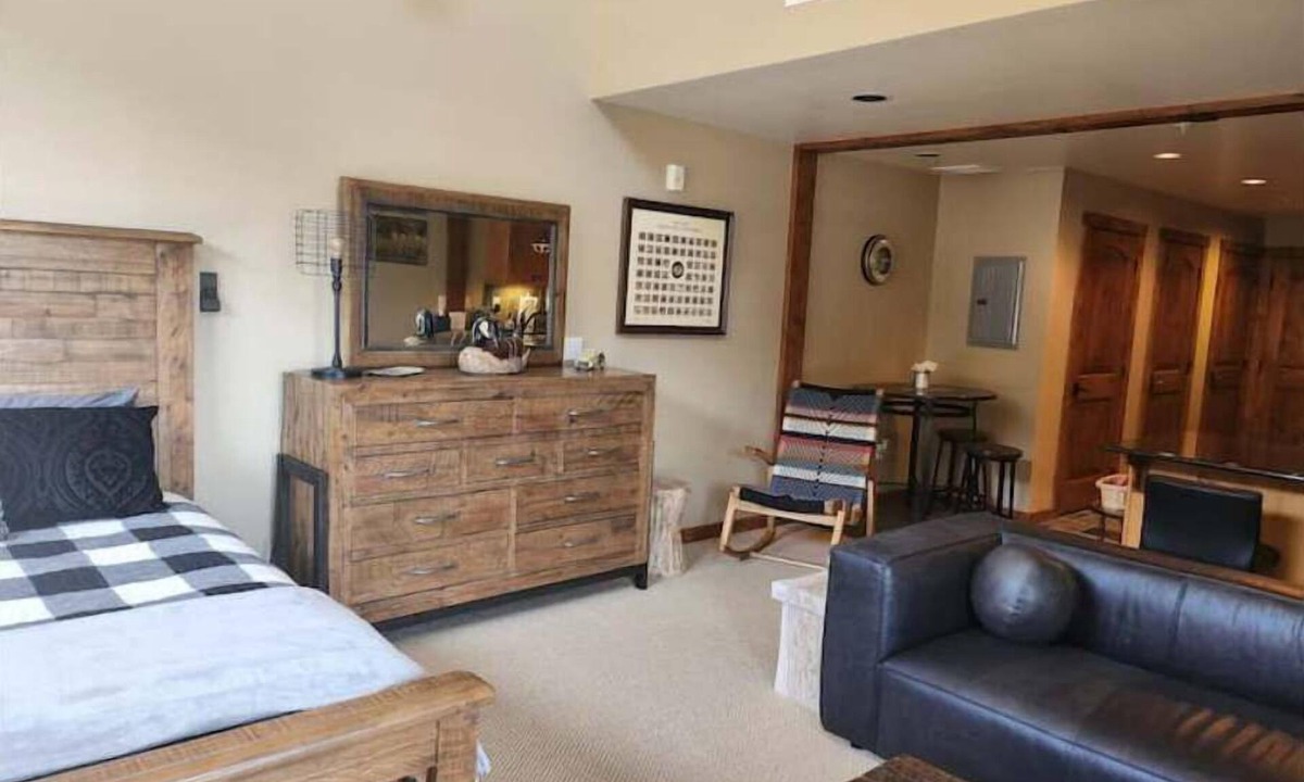 Kellogg Apartment | Tall ceiling, high-end furnishings, great view