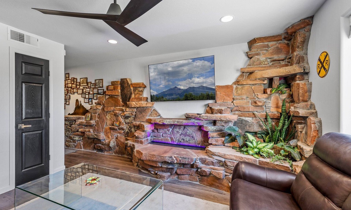 Downtown Flagstaff House | Terrace Main | 5BR/3BA | Spend Spring in Flagstaff!