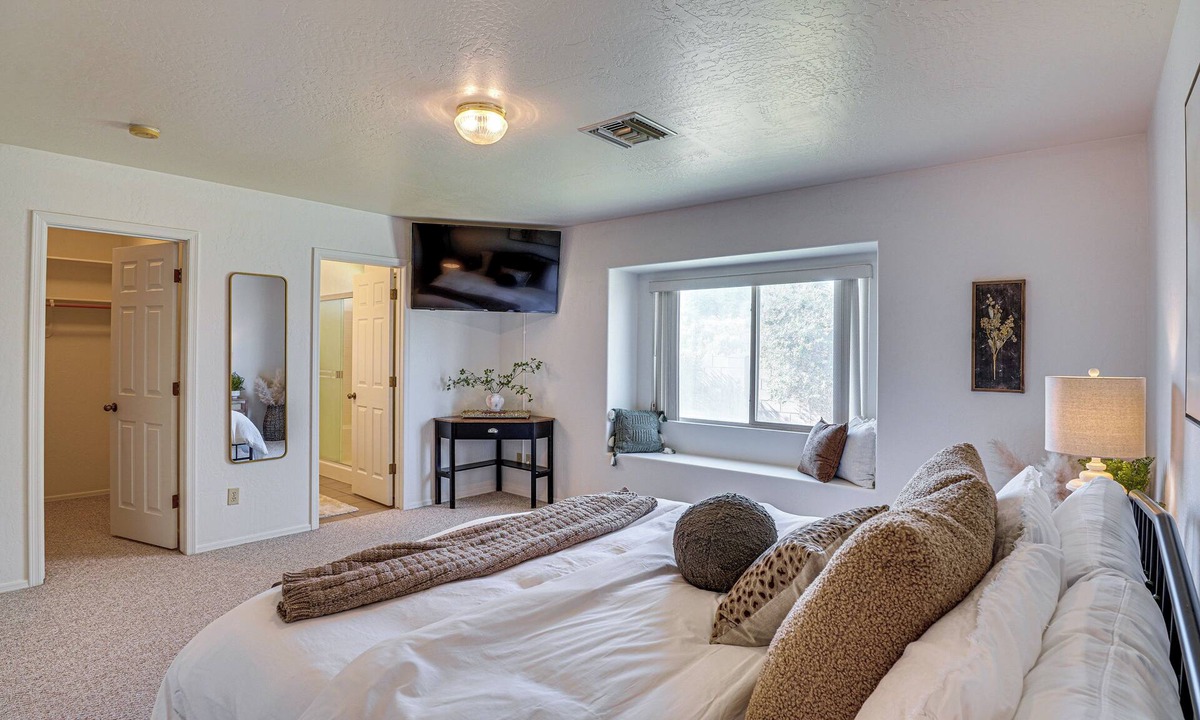 Thatcher Cottage | Thatcher Home w/Fenced Backyard: 3 Mi to Downtown
