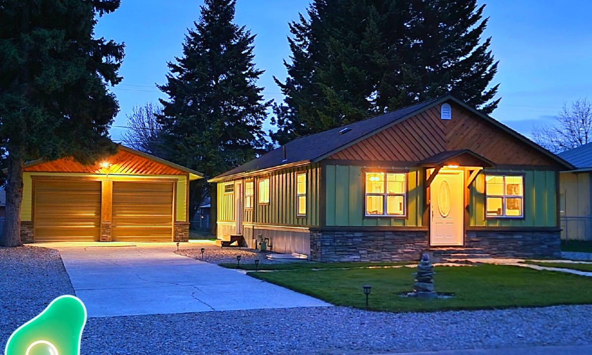 Columbia Falls House | THE AVOCADO ABODE - Glacier National Park Columbia Falls Whitefish KIDS CHOICE!