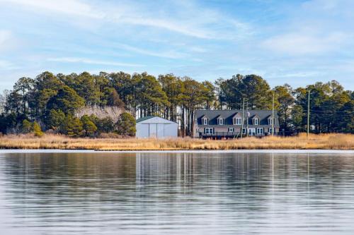 Fishing Creek House | 'The Bayside Escape' Remote Chesapeake Bay Estate
