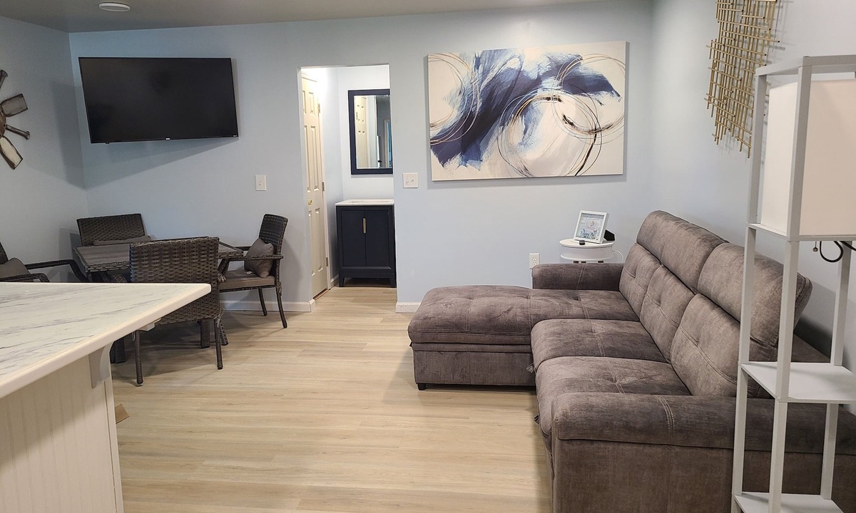 Cross Apartment | The Beehive is 19 miles from I-95, 16 miles from I-26. Fishing, hunting & more.