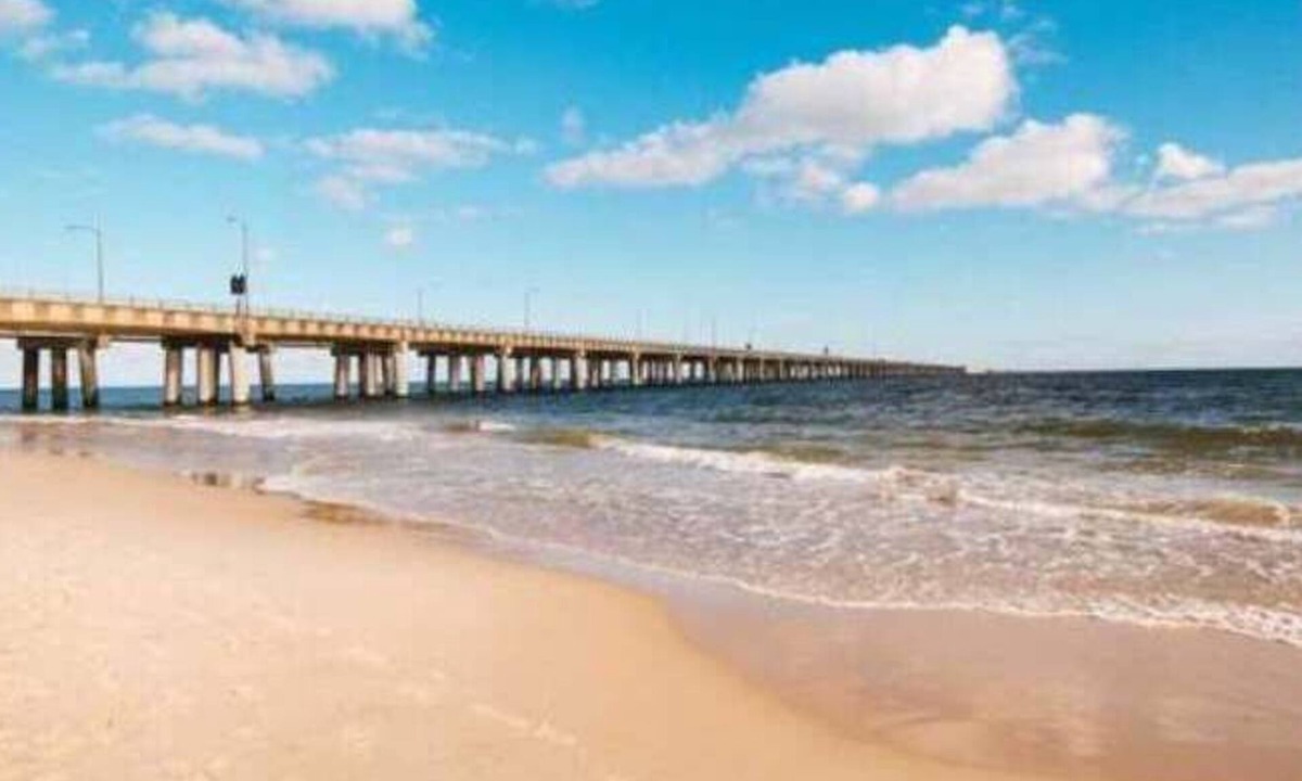 Chic's Beach House | The Breeze ⭐️ 3BR Beach Home w/Balcony & King bed