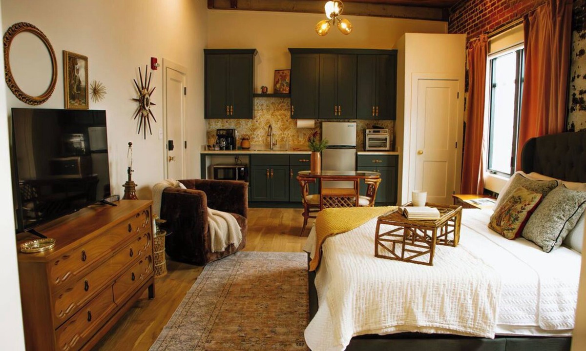 Leitchfield Apartment | The Chassedi Suite/The 1935 Historical Alexander Hotel/