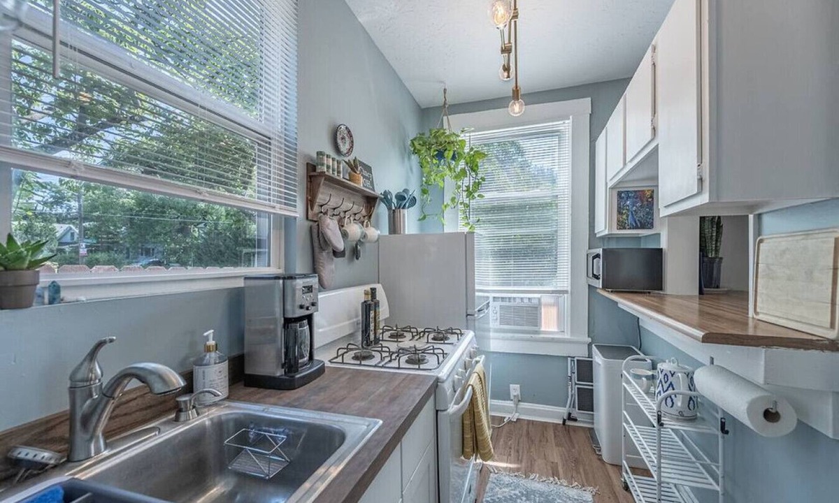 Roselawn Finance Apartment | The Den - Cozy 1BR in Central Pleasant Ridge
