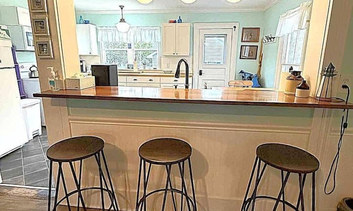 Kelleys Island House | The Farmhouse with Beach - 5 Bdrms/2Bths