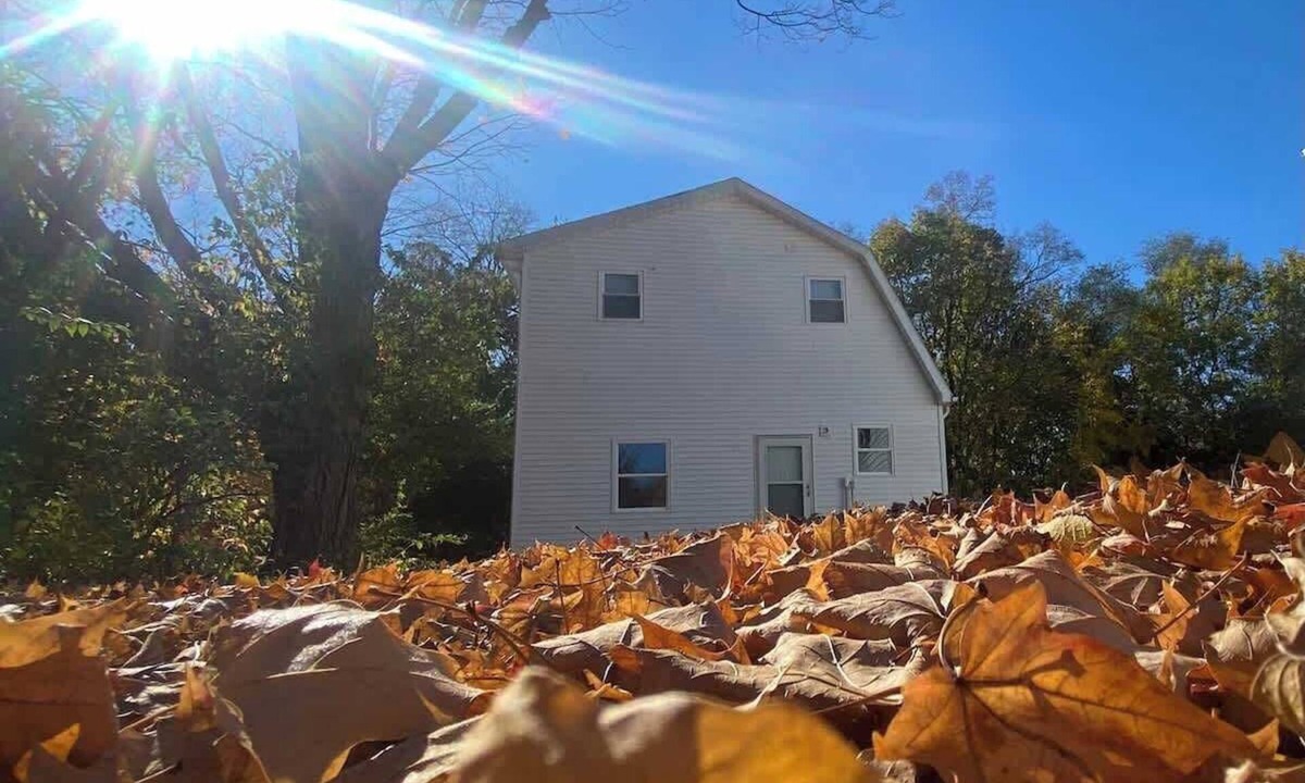 Put-in-Bay Apartment | The Husky Jerk Ground Level Apartment