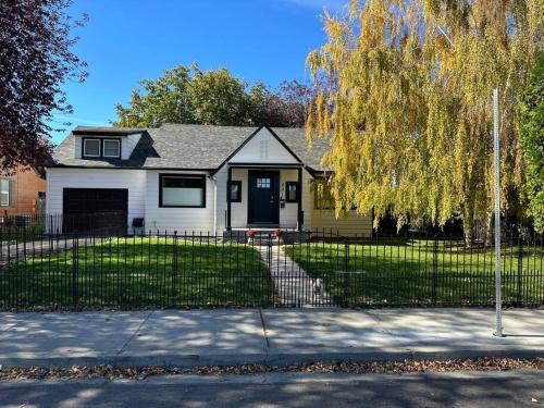 Twin Falls House | The Kimball House/pet friendly/fully fenced