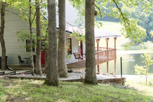 Milltown House | The Lake House at Garrison Farmstead near Columbia KY