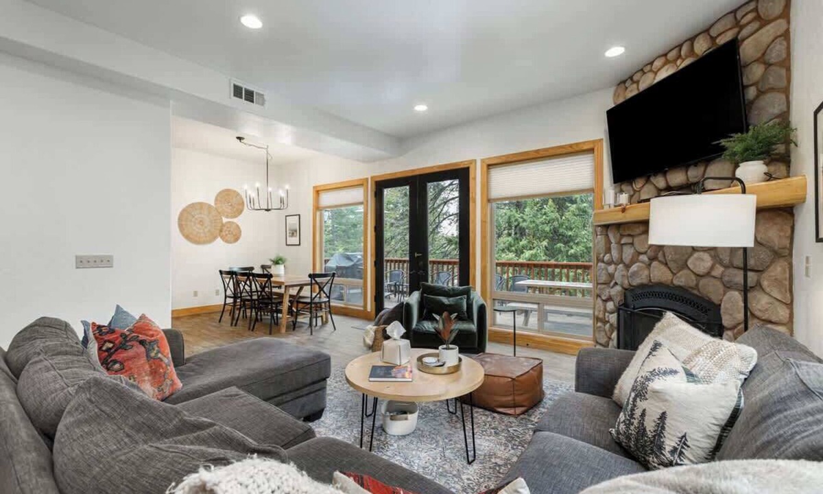 Shaver Lake Cabin | The Lazy Pines Lodge w/Pool Table & BBQ Grill