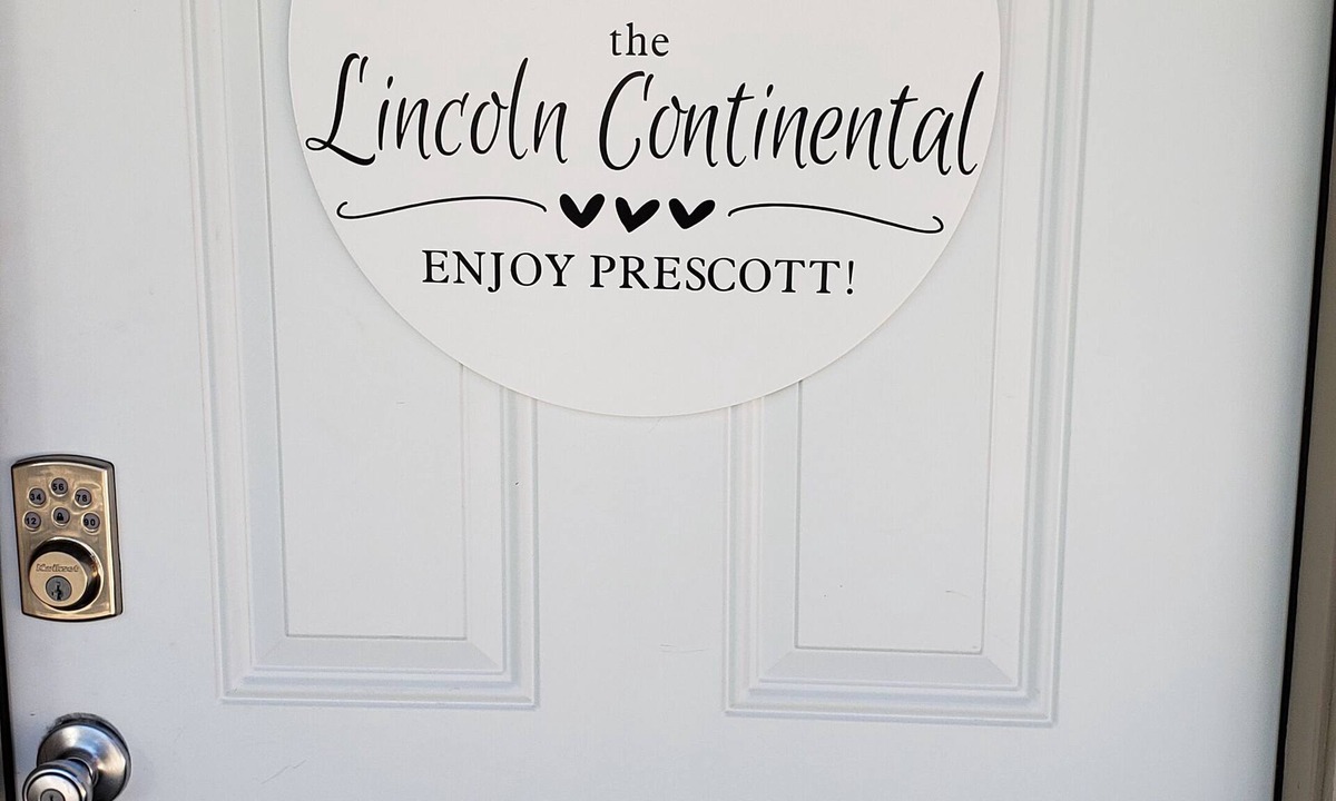 Prescott House | The Lincoln Continental located in the heart of Downtown Prescott