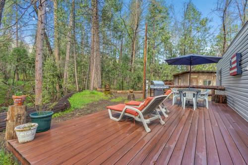 Oakhurst House | The Little House in the Big Woods- a quiet 2 bedroom, 1 bathroom creek side cottage