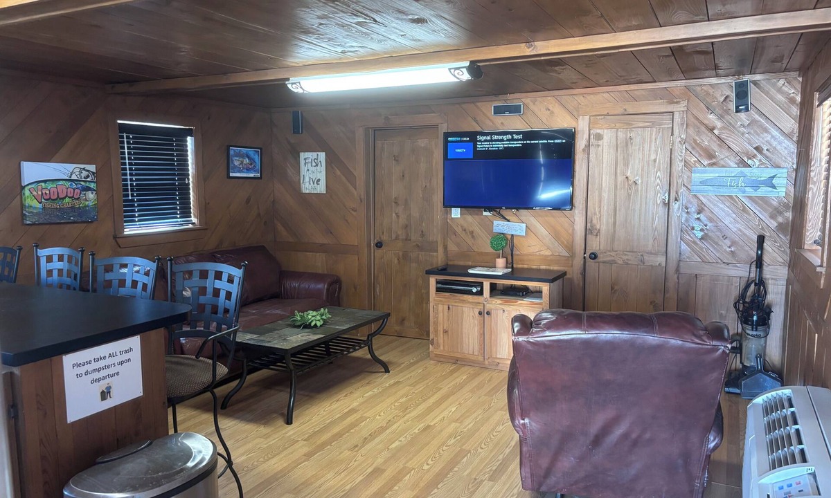 Venice Boat Rental | The Minnow offers a comfortable and convenient getaway for up to 5 people.