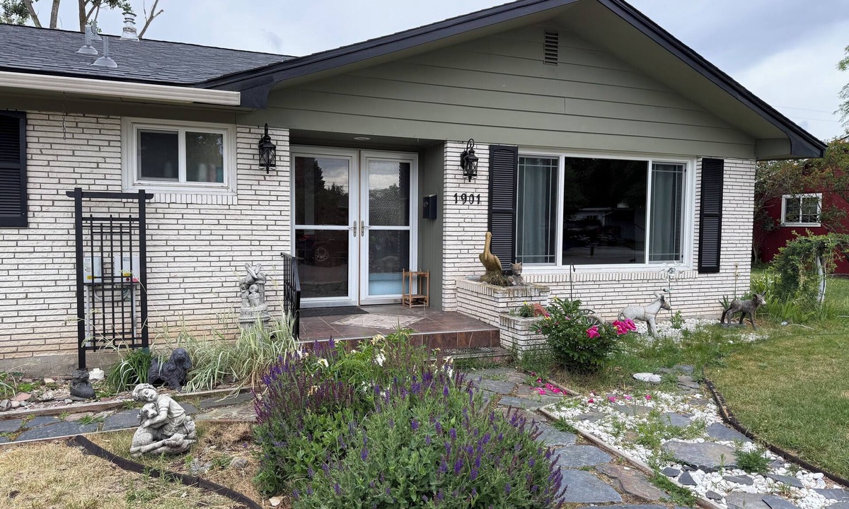 Southgate Triangle House | The Pelikan Retreat, Unique & Spacious Home, Large Yard