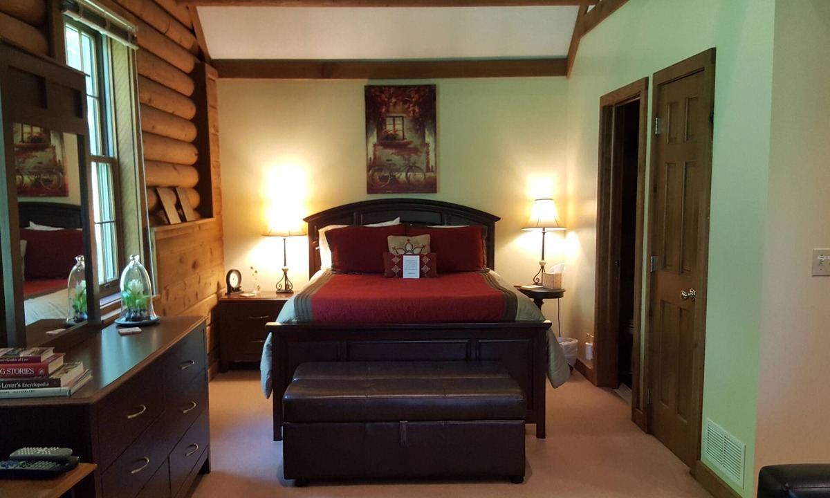 Fredericktown Cabin | The Serenity Suite is a private cabin suite at Heartland Country Resort & Lodge
