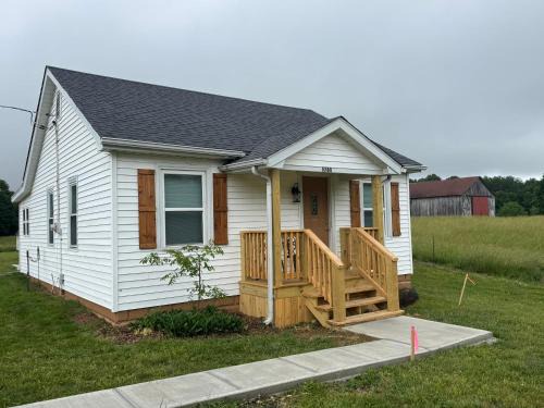 Elizabethtown House | The Traveler's Cottage - close to sports park, downtown and Bourbon Trail