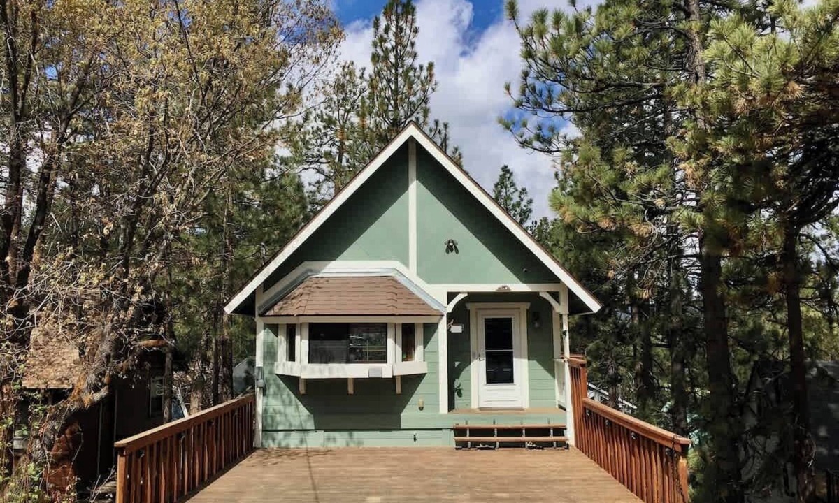 Big Bear Lake Ski Chalet | The Wee Hoose in The Village Steps From Everything