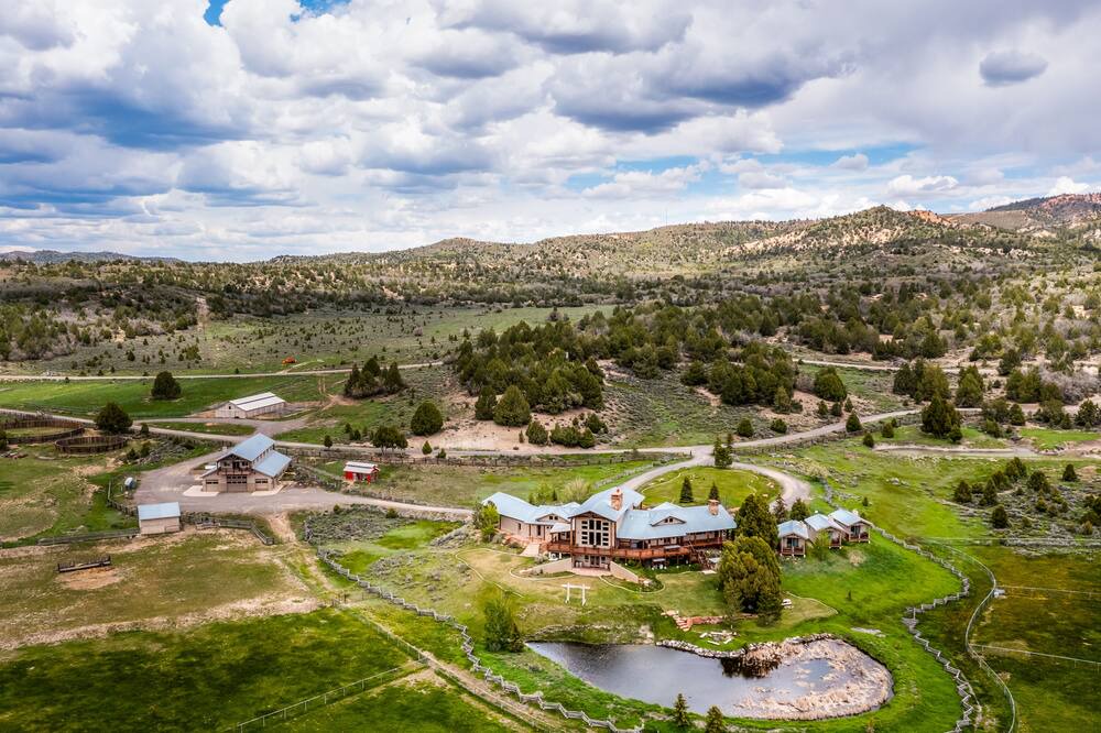 Alton Cabin | The Wildflower Majestic Lodge Near Zion and Bryce, sleeps 18+, private ranch