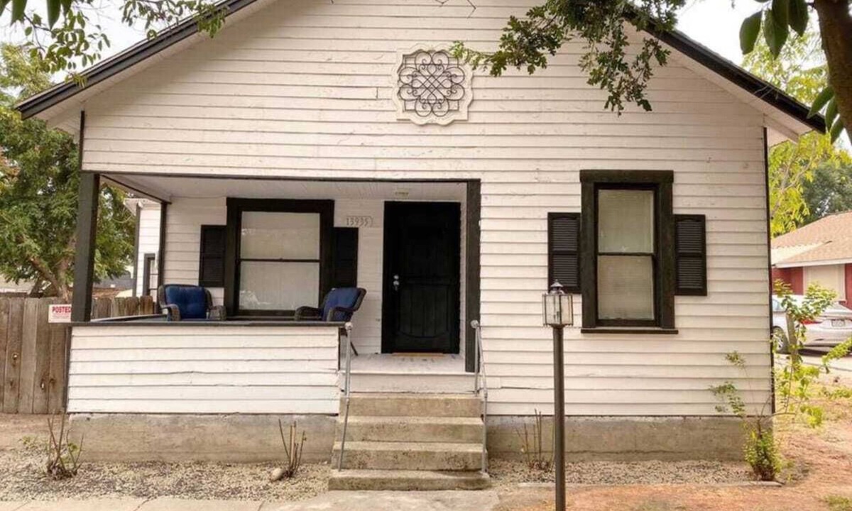 Armona Cottage | This cottage is a 2 bedroom(s), 1 bathrooms, located in Armona, CA.