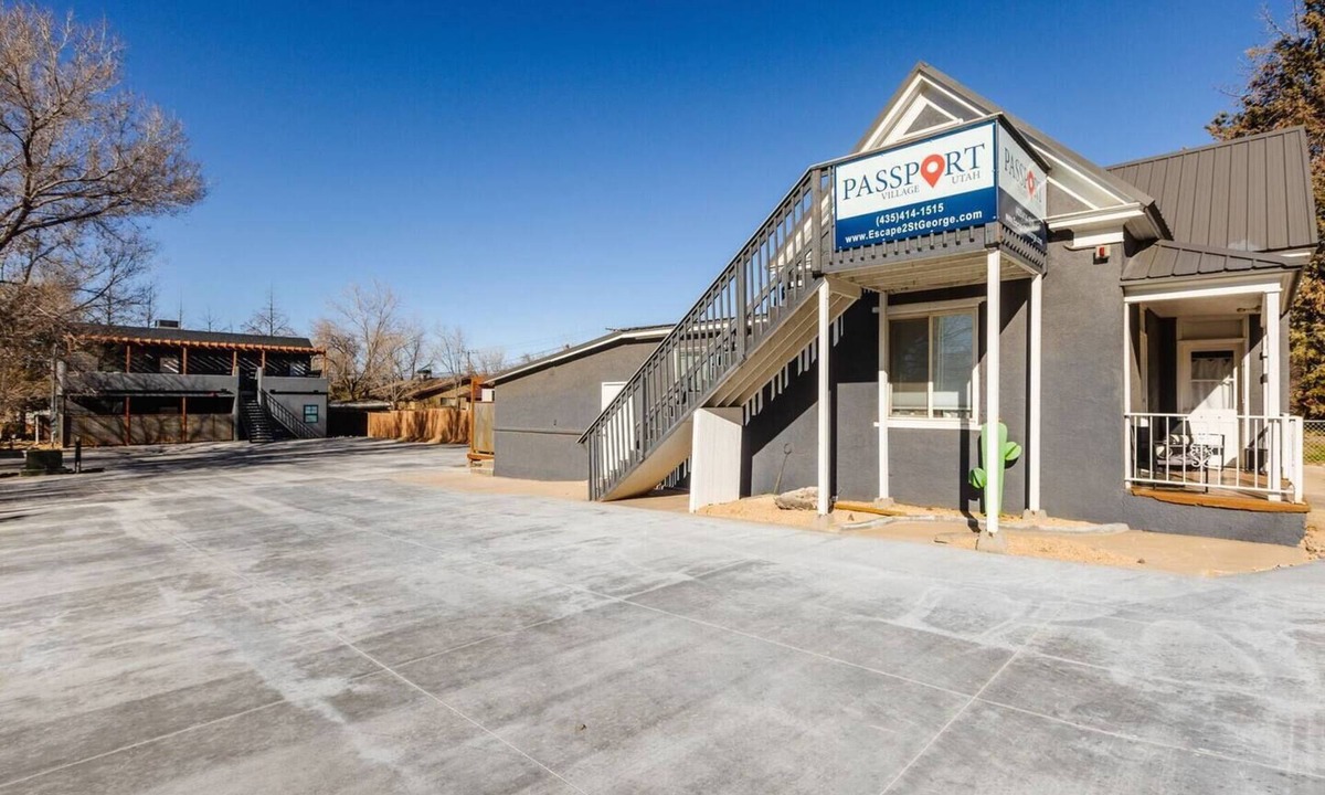 Hurricane House | This house is a 11 bedroom(s), 8 bathrooms, located in Hurricane, UT.