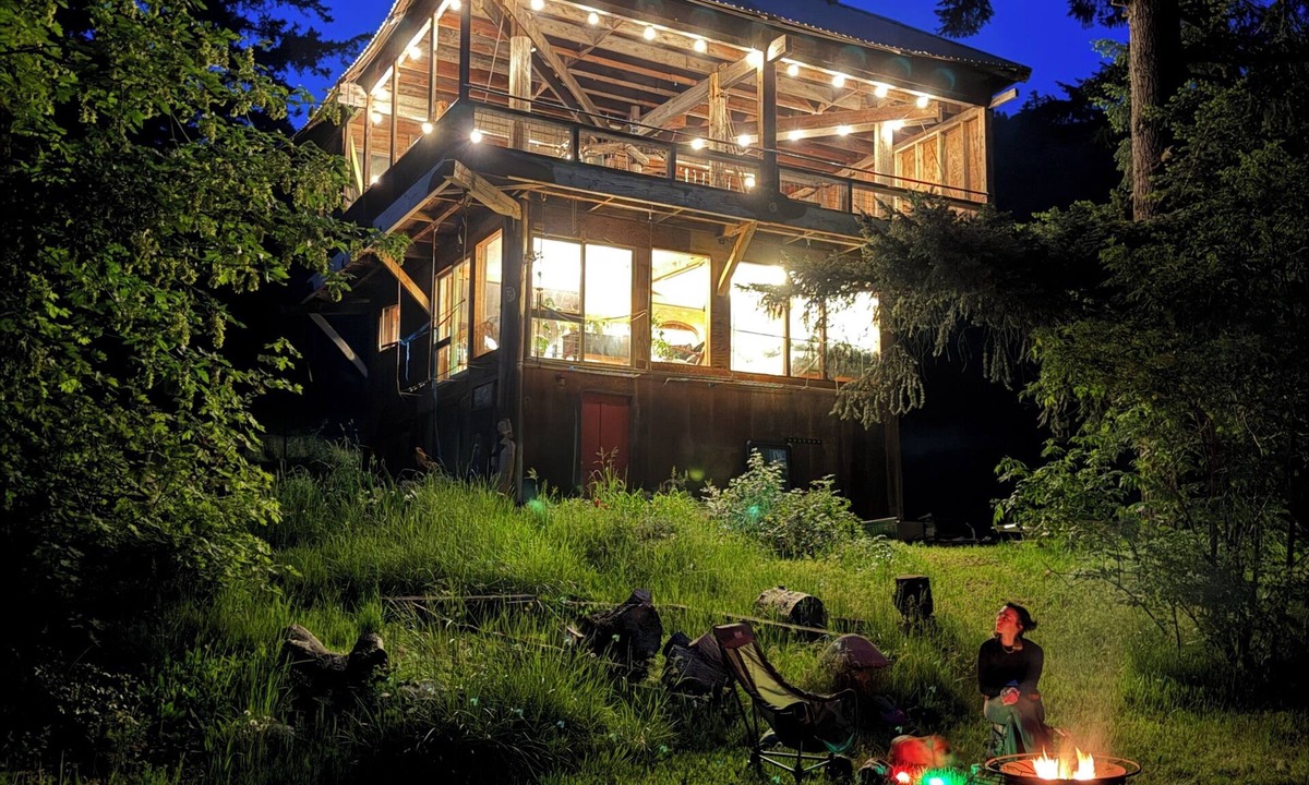 White Salmon Apartment | Thunderbird Treehouse, a cozy artisan built home overlooking Mt Hood.