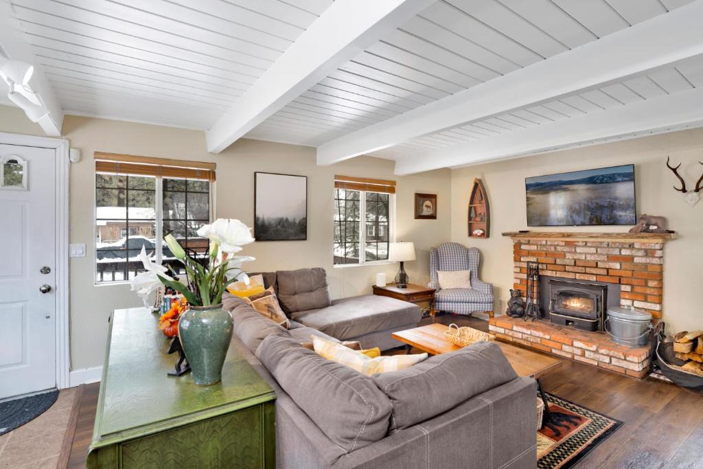 Peter Pan House | Tinker Bell Gambrel by Big Bear Vacations Ultra Relaxing Bear City Retreat