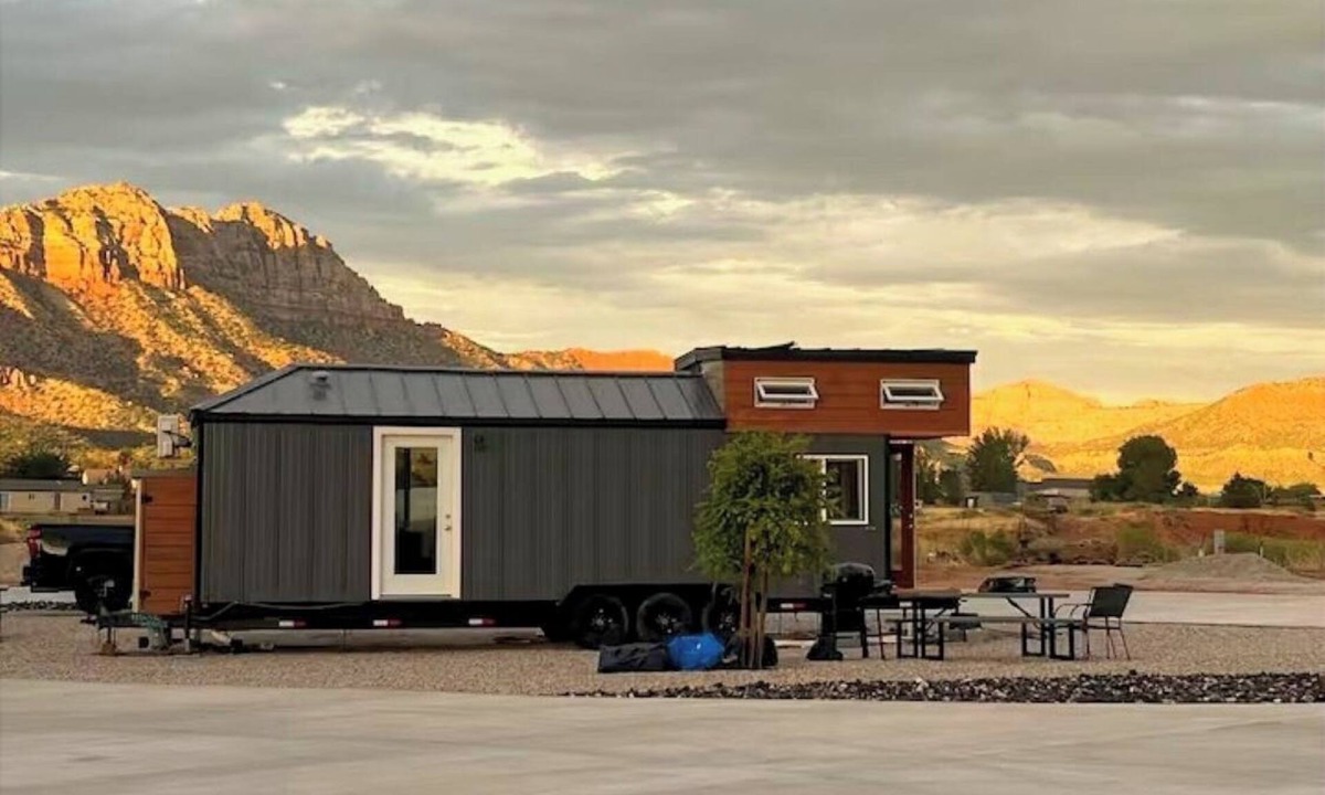Apple Valley House | Tiny Home Lodge near Zion and Bryce Parks. Hot Tub, Stargazing, Stunning Views