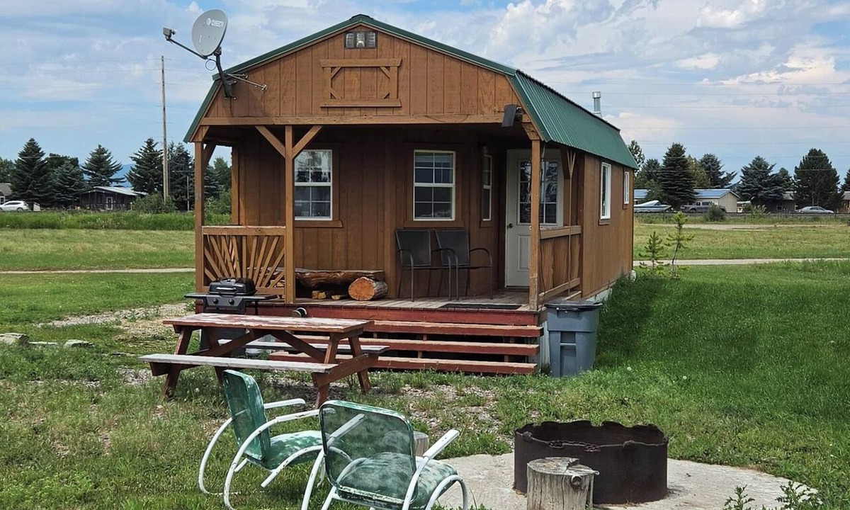 Kalispell Cabin | Tiny House sleeps 6 minutes from Glacier and Whitefish Ski Area