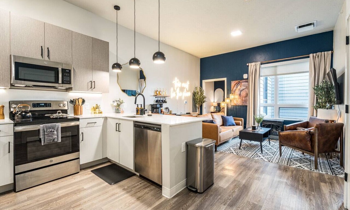 Boise Apartment | Top Floor, Lounge, King Bed, BSU