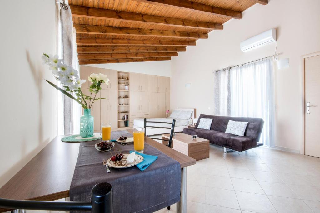 Kropia Apartment | Top floor modern studio in central Koropi