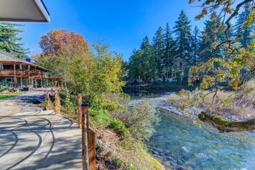 Washougal House | Tranquil Riverfront Retreat