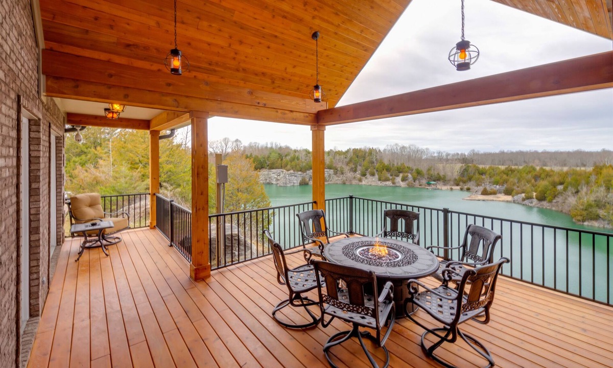 Columbia House | Tranquility Lake Getaway on 27 Acres!