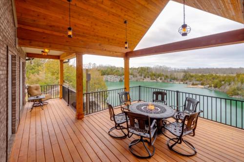 Columbia House | Tranquility Lake Getaway on 27 Acres!