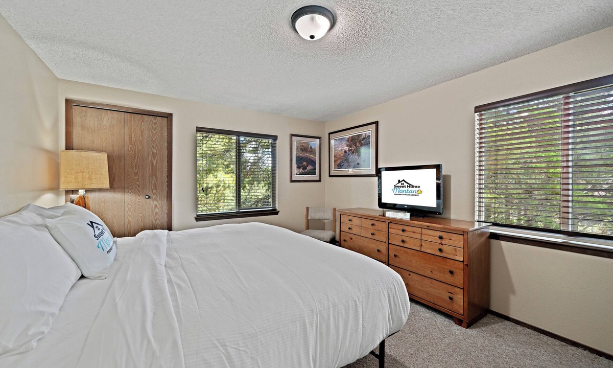West Yellowstone House | Trapper 8: Cozy 4-Bedroom Condo, 1 Minute to Yellowstone, perfect for 8 guests.