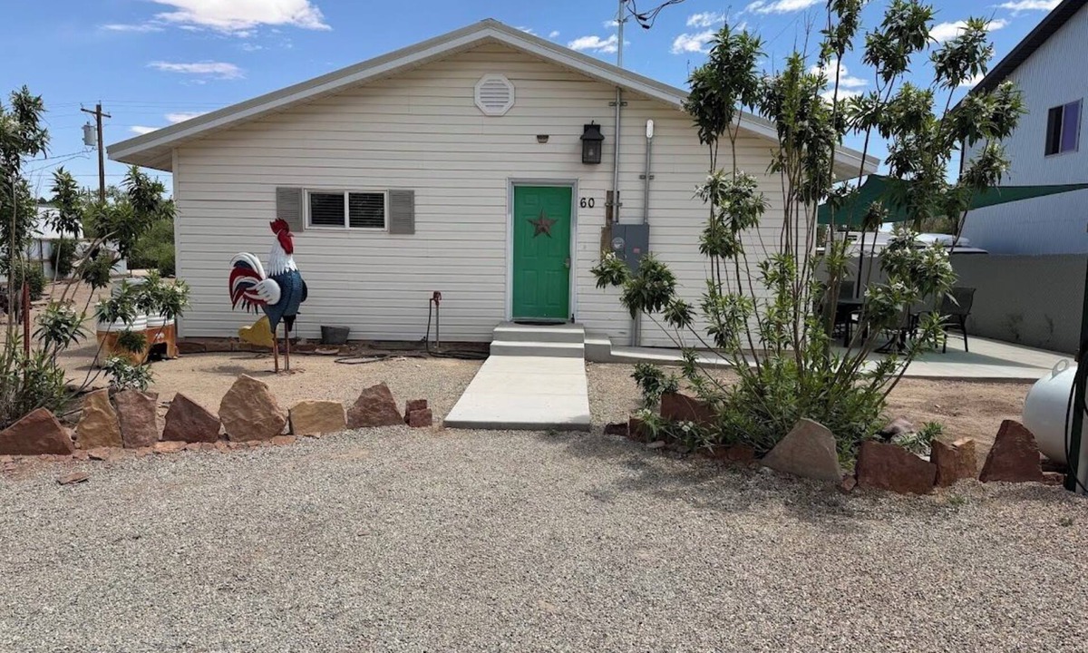 Hanksville House | Trista's Farmhouse 4-bedroom in Hanksville with EV Charger
