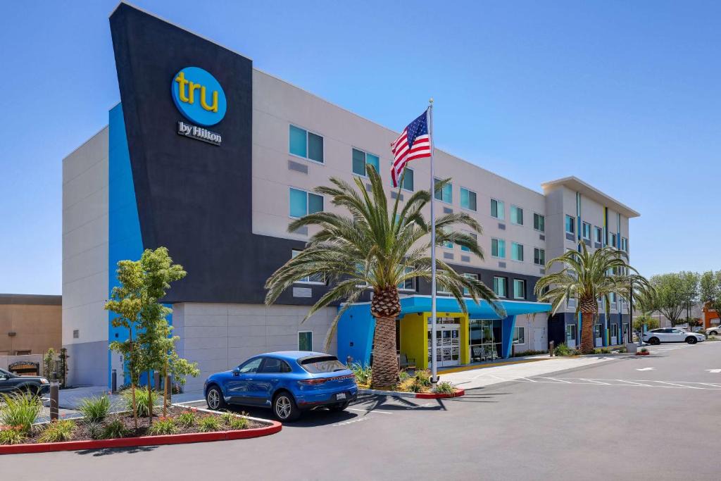 Lathrop Hotel | Tru By Hilton Lathrop