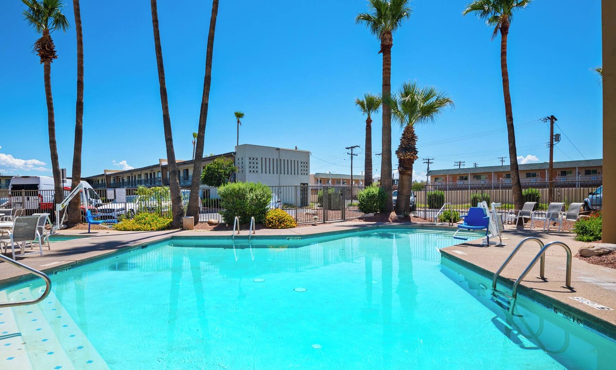 Feldman's Hotel | Tucson Deluxe King Room Near Downtown Dining, Zoo & Stadium Events