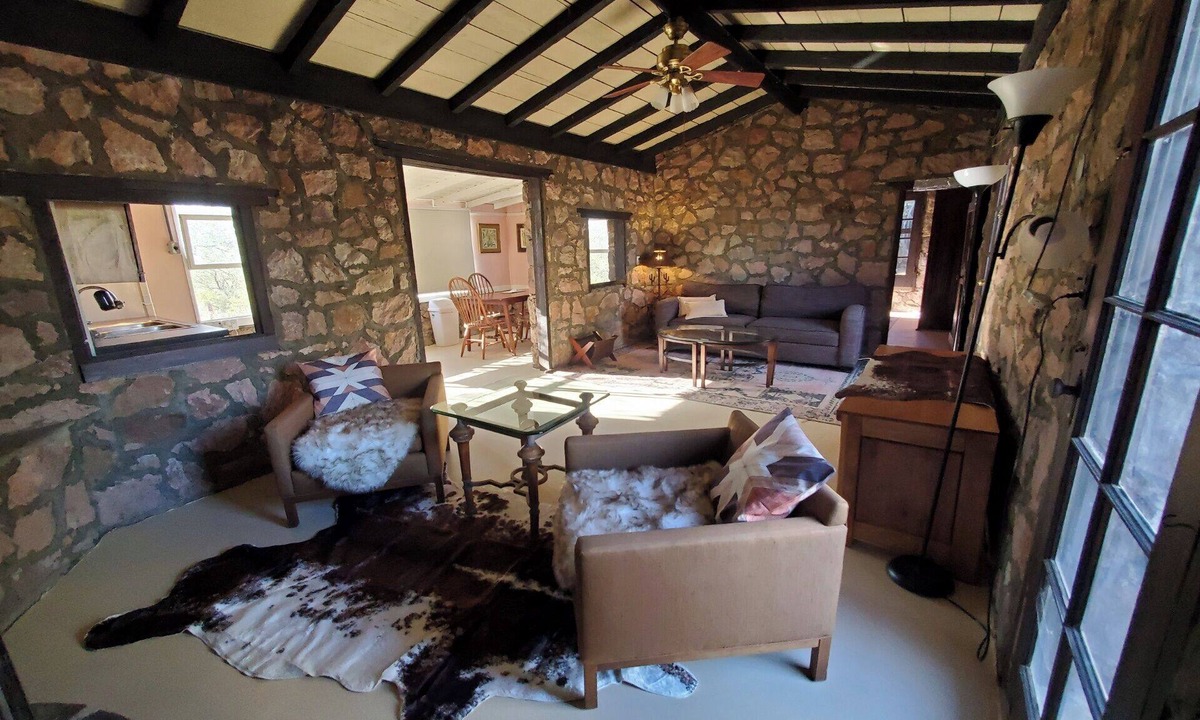 Tucson Apartment | Tucson Desert Deer Trail Cabin Spacious 2B with Amazing Mountain View
