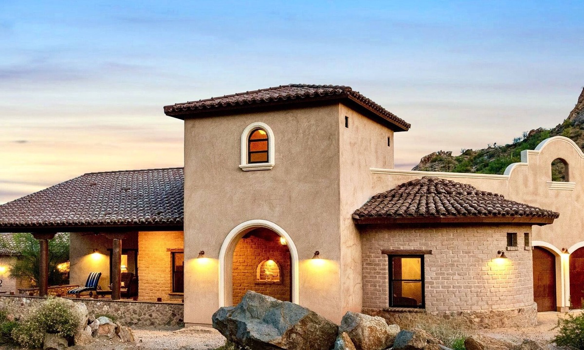 Drexel Heights House | Tucson Time Machine Journey–Enjoy Rooftop Sunsets & Wildlife Show