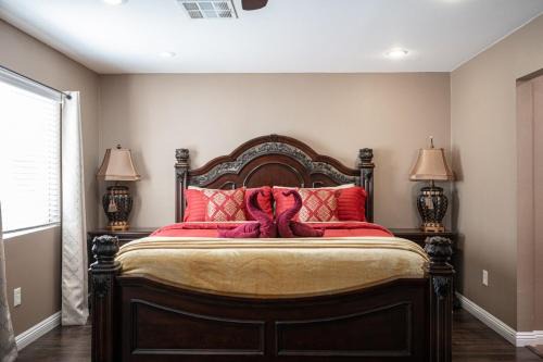 Sunrise Manor House | Tuscan Oasis: Elegance with Comfort. King Bed.