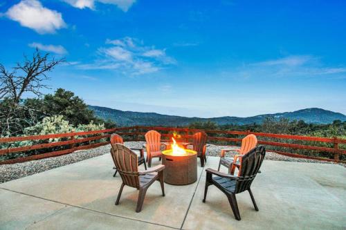 Oakhurst House | Twilight Villa,Hot Tub,EV Charger,Yosemite and Bass lake