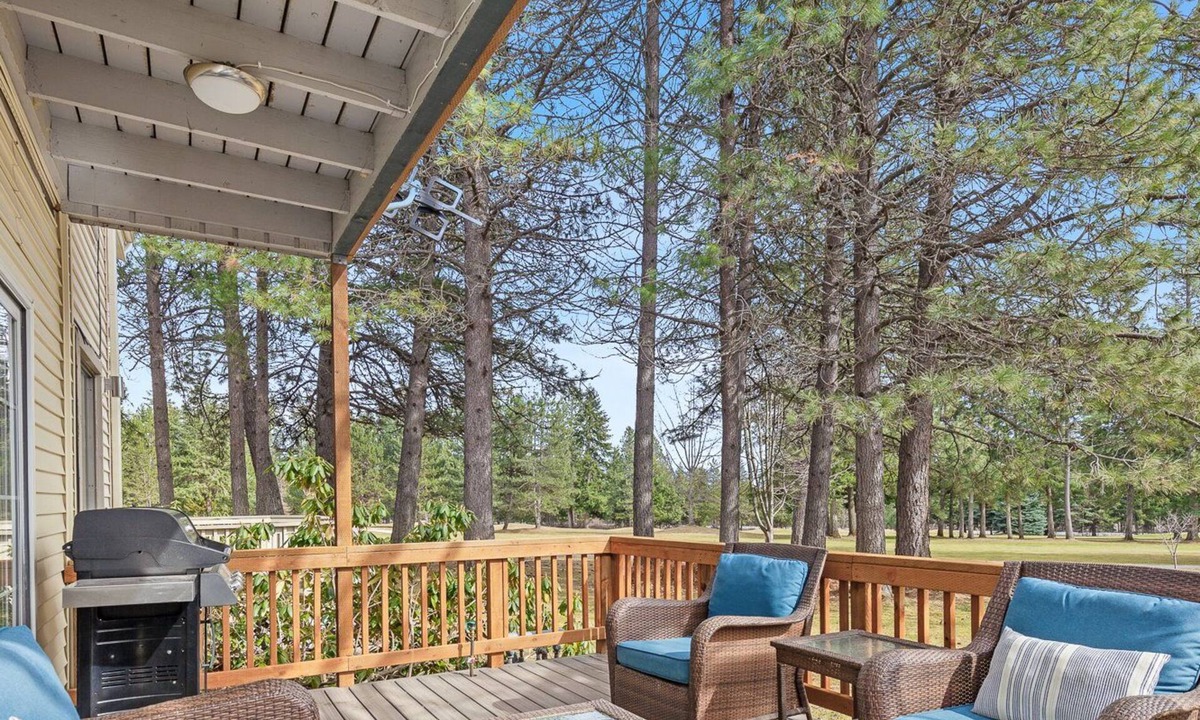 Rathdrum House | Twin Lakes Village 3-Story Townhouse—Golf Views, Wet Bar, Game Room, Pool!