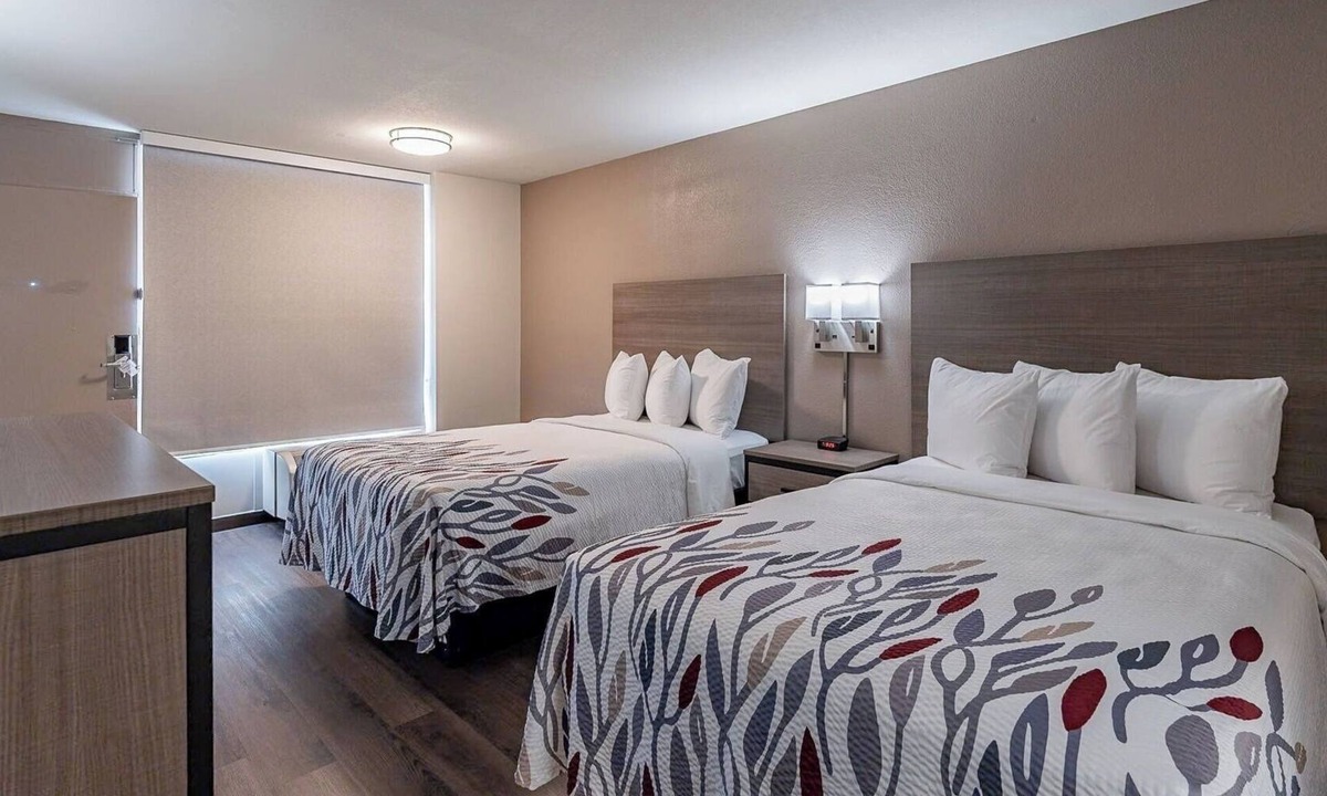 Tucson Hotel | Two Deluxe Queen Room—Comfortable, Bright & Convenient Location