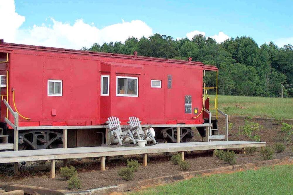 Fancy Gap House | Unique Caboose Getaway in the Blue Ridge Mountains of Virginia