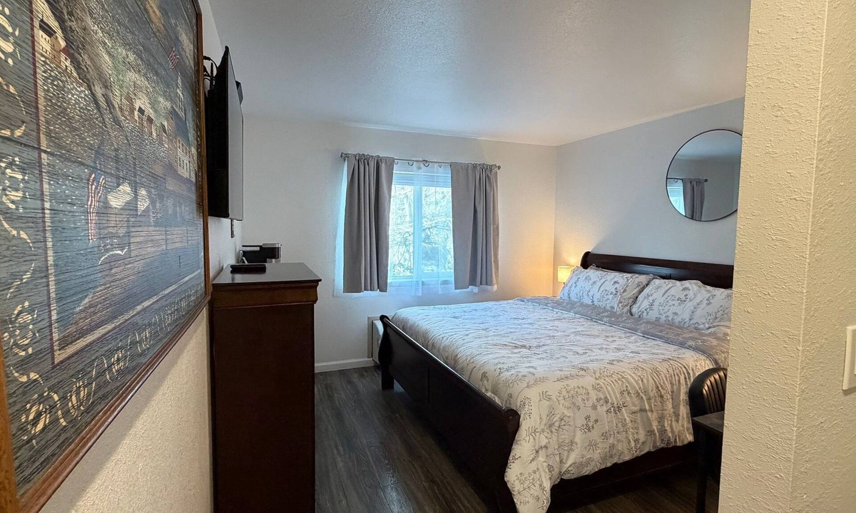 Brownsville Hotel | Unit 12 - Cozy 1-bedroom hotel in pleasant Challenge-Brownsville with AC