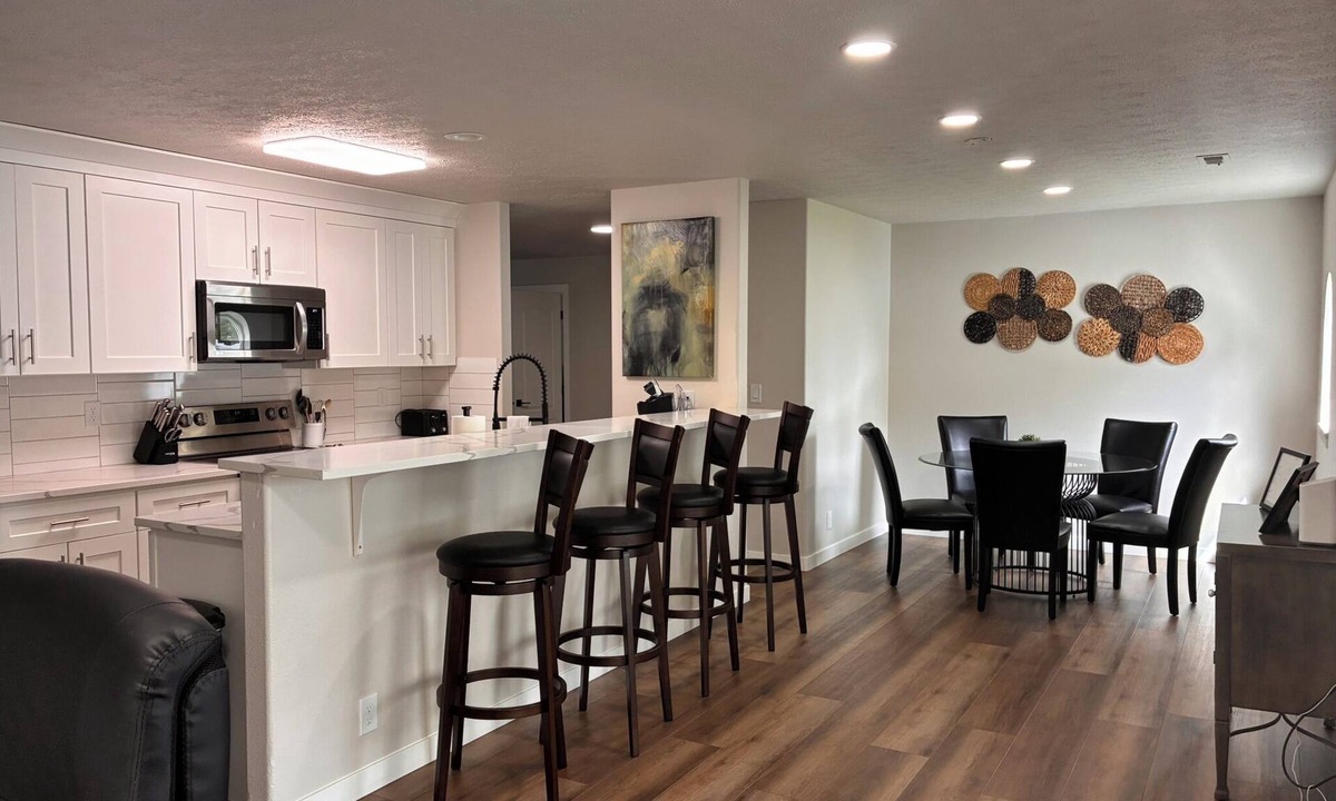 Moran Prairie House | 🔥Updated Rancher near 🛍 shopping & restaurants 🍽 🐾