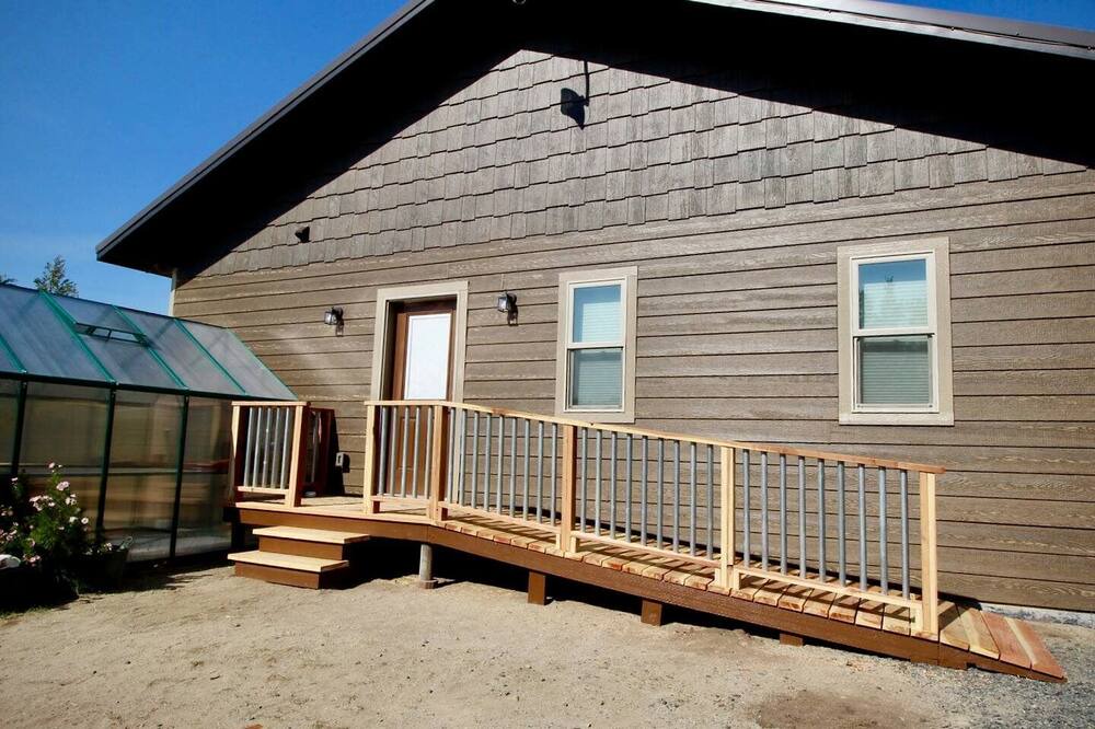 Whitehall Cabin | Upper Level Ranch Accommodation for Glamping in Montana
