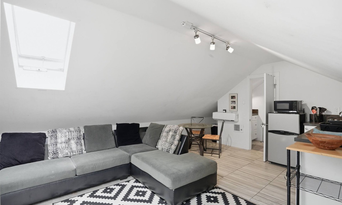 University Heights Apartment | Upstairs Hillcrest Studio close to Balboa Park