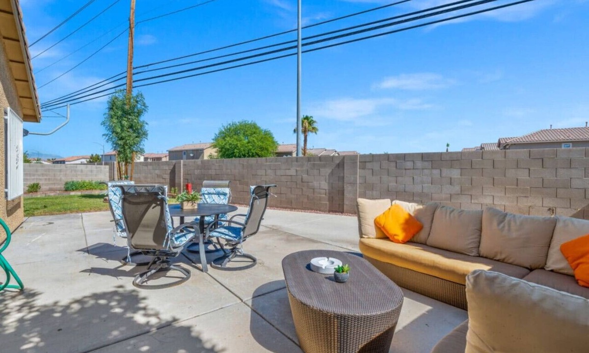 Las Vegas House | Vegas Vibes | Patio | BBQ | Foosball | Fireplace